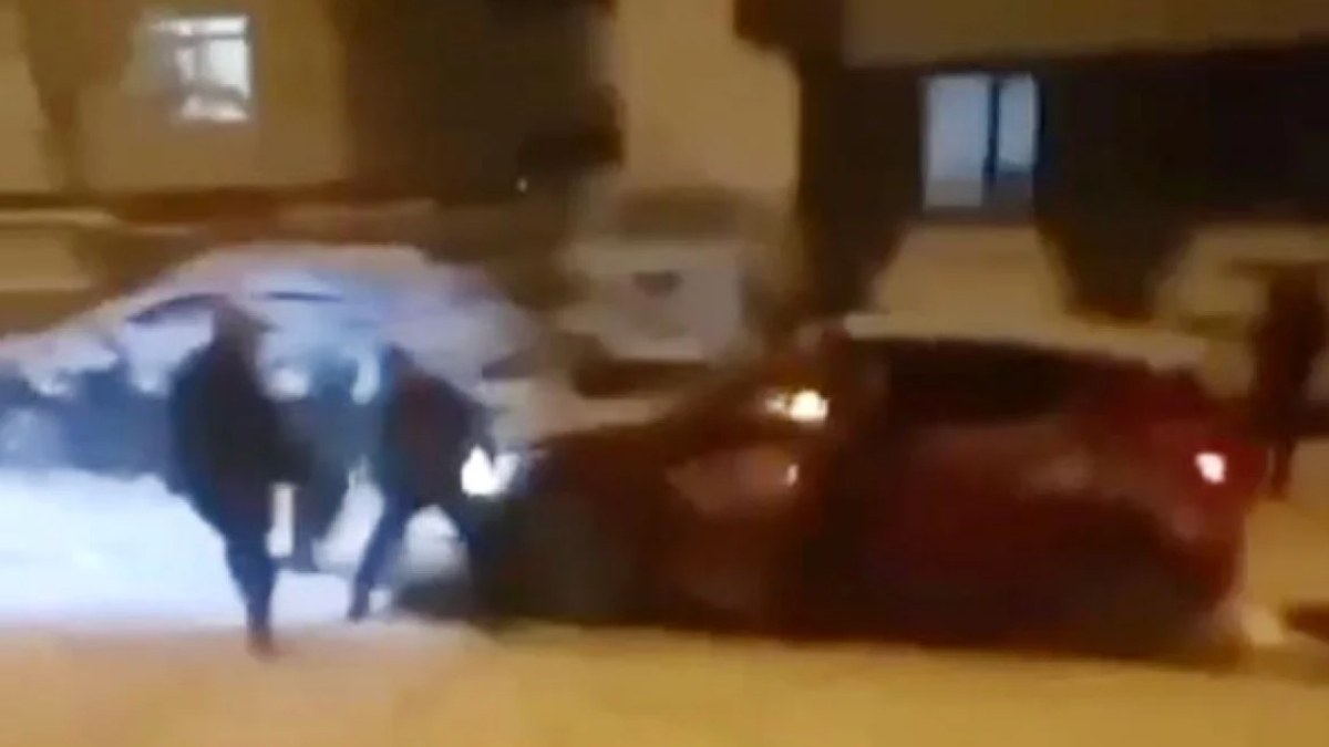 Ankara'da poşetle kayan 2 kadın otomobilin altına girdi
