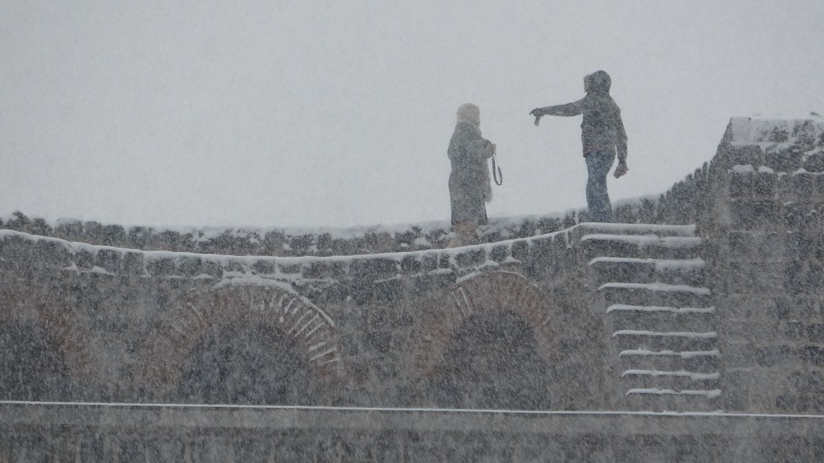 Diyarbakır'da kar yağışını ölümsüzleştirmek için canlarını hiçe saydılar