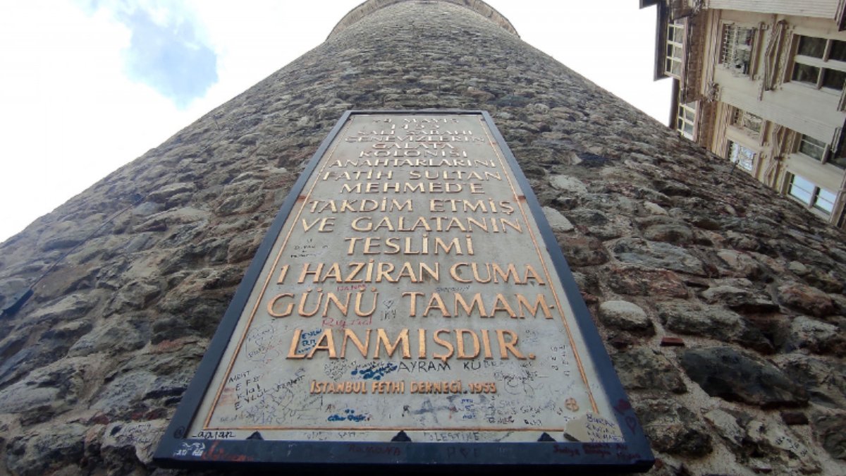 Galata Kulesi'nin duvarları tahrip edildi: Eline kalem alan adını yazdı