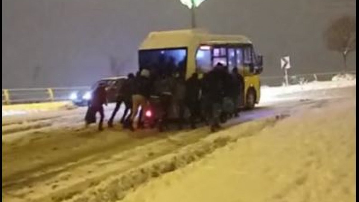 Mardin’de yolcular minibüsü itti