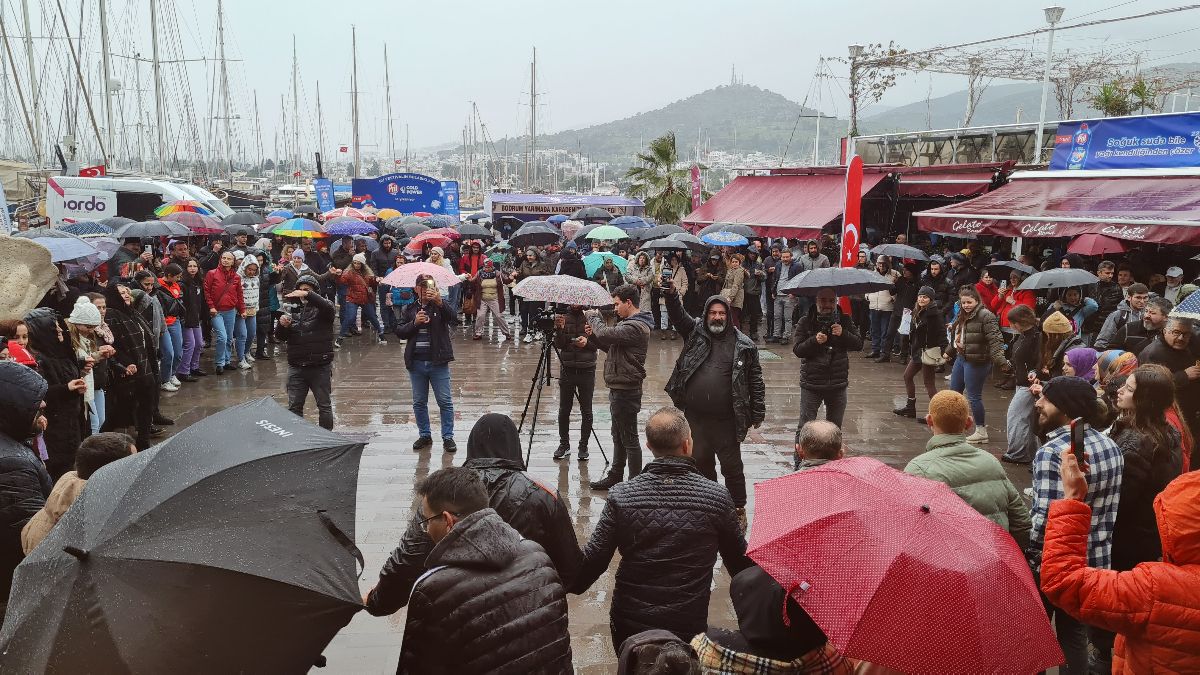 Muğla'da yağmur altında horon oynadılar