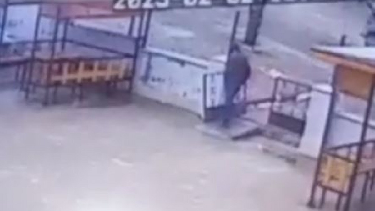 Gaziantep'te sitenin demir kapısının çalınması kamerada