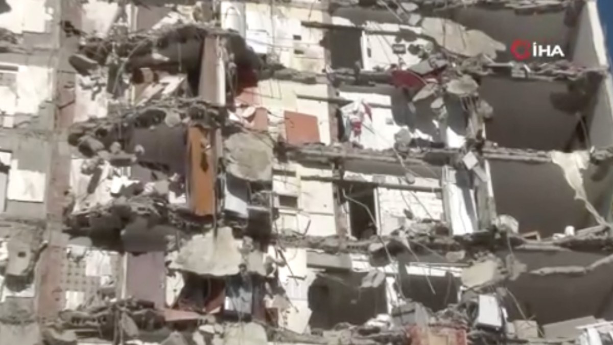 Adana'da 12 katlı binadan depremzedelerin kurtarılma anı