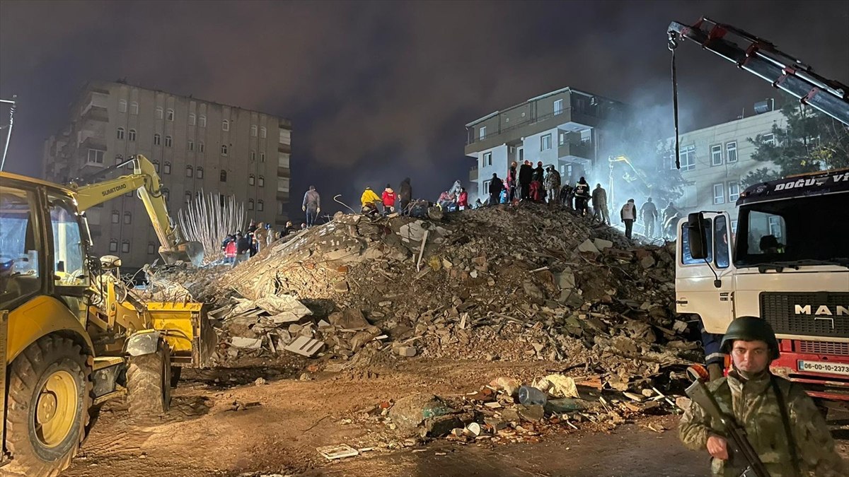 Deprem bölgesinde akaryakıt fırsatçılığı