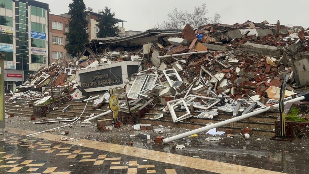 Depremde Adıyaman Belediye Başkanlığı binası yıkıldı