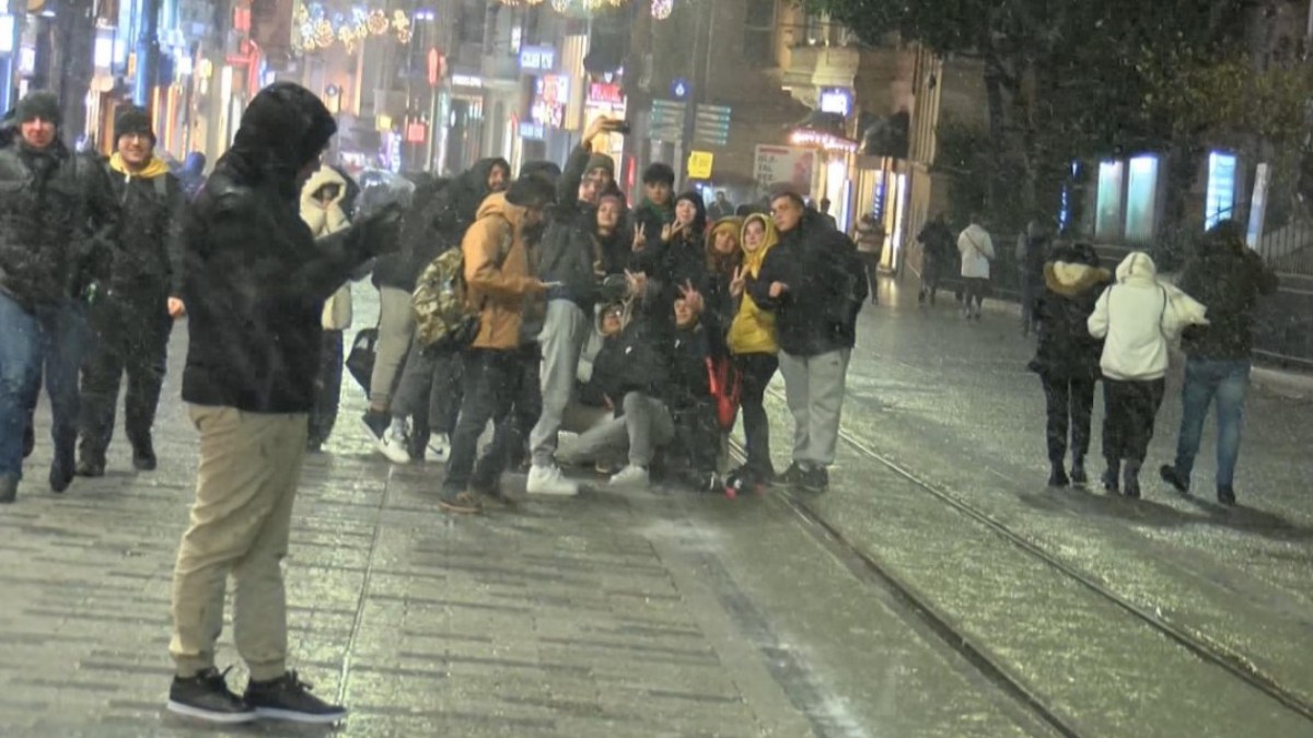 İstanbul'da yağan kar Taksim Meydanı'nda etkili oldu