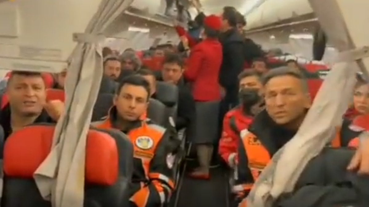 İstanbul'daki arama kurtarma ekipleri, uçaklarla deprem bölgesine gitti