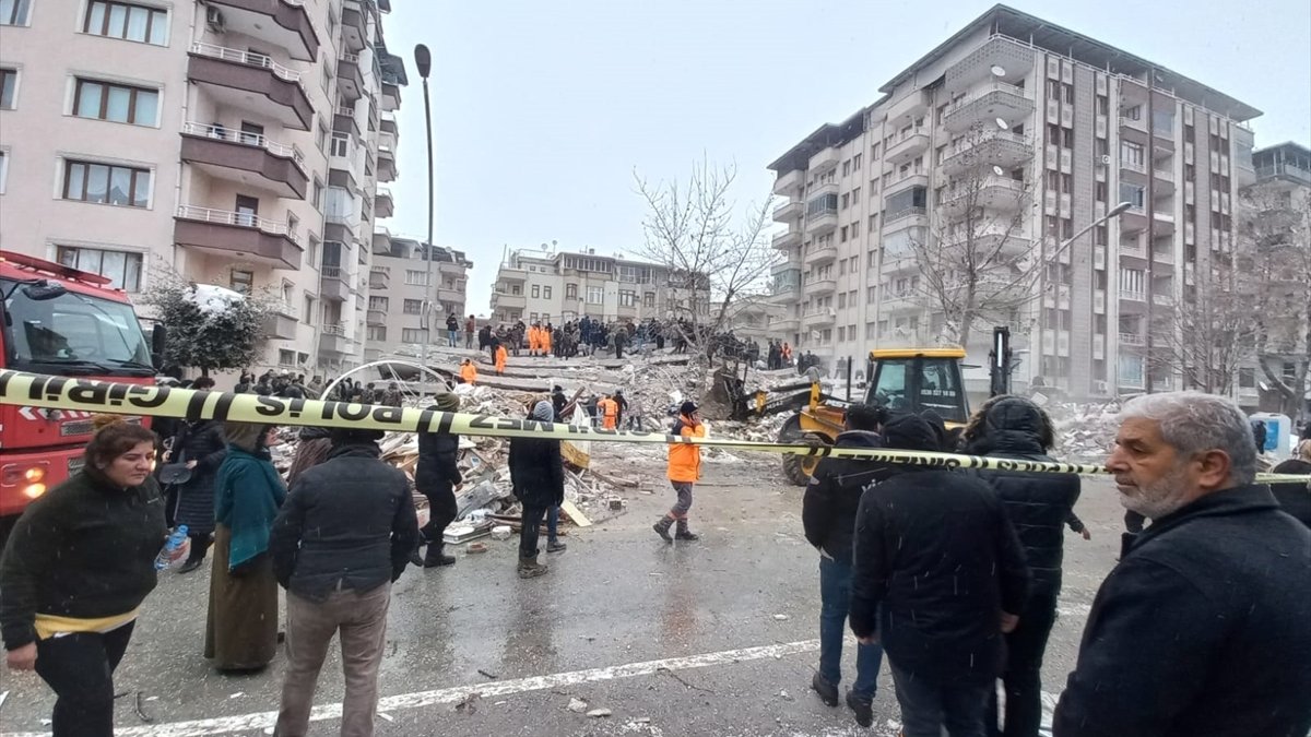 Kahramanmaraş'ta gazeteci canlı yayında gözyaşlarını tutamadı: Yakınlarım enkaz altında