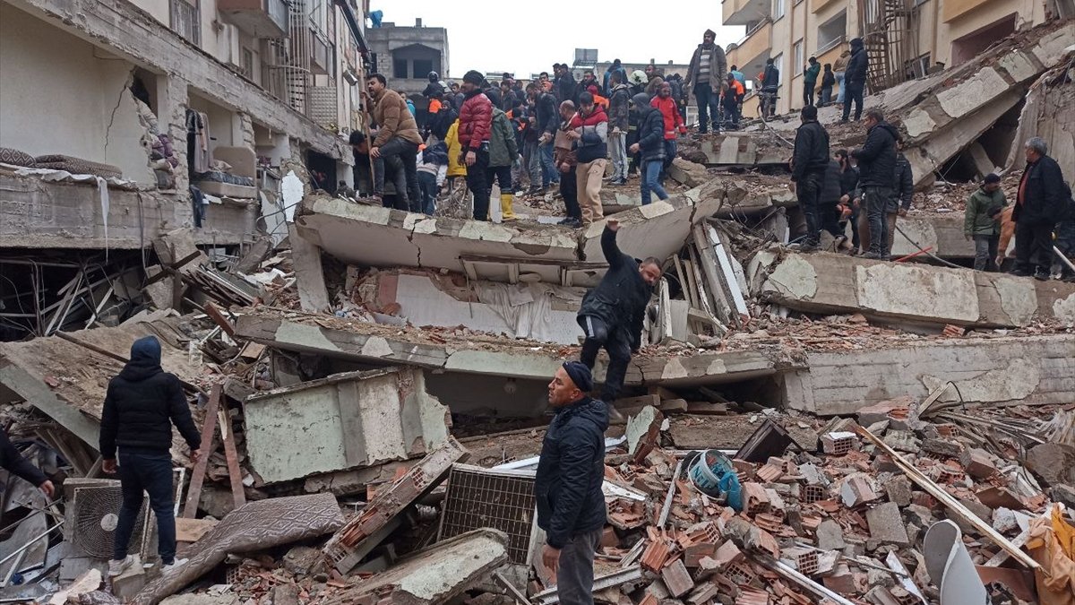 Türkiye'de deprem: İlk uluslararası yardım Azerbaycan'dan geldi
