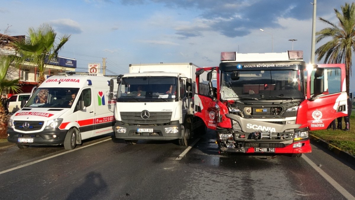Antalya'da depremzedelere yardıma giden itfaiye aracı kaza yaptı