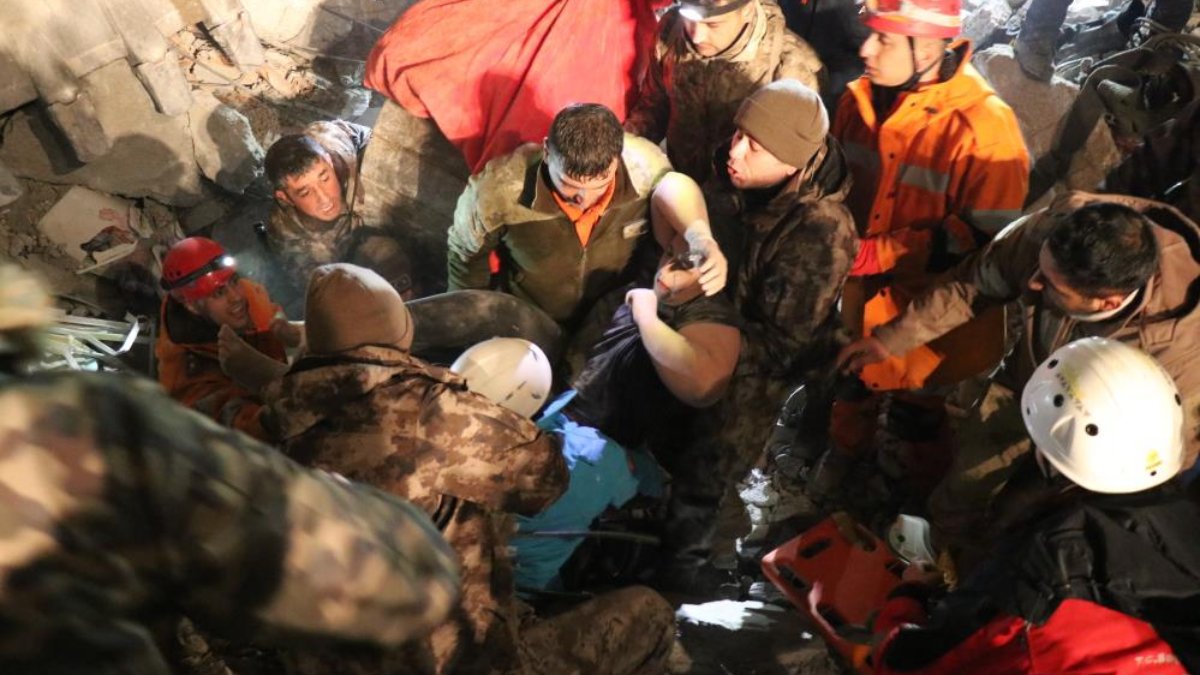 Osmaniye'de depremin 24'üncü saatinde enkazdan kurtarılan kadın umut oldu
