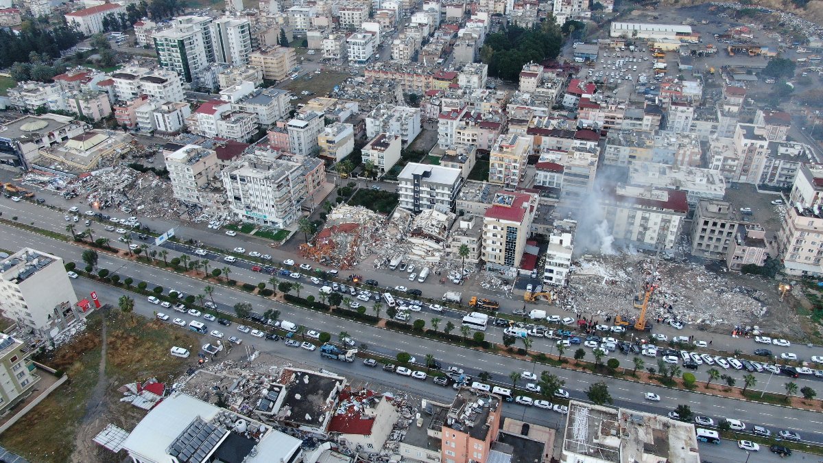 Depremin hasar verdiği İskenderun'a havadan bakış