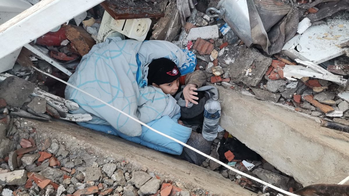 Hatay'da belden aşağısı enkazda kalan çocuk kurtarılmayı bekliyor