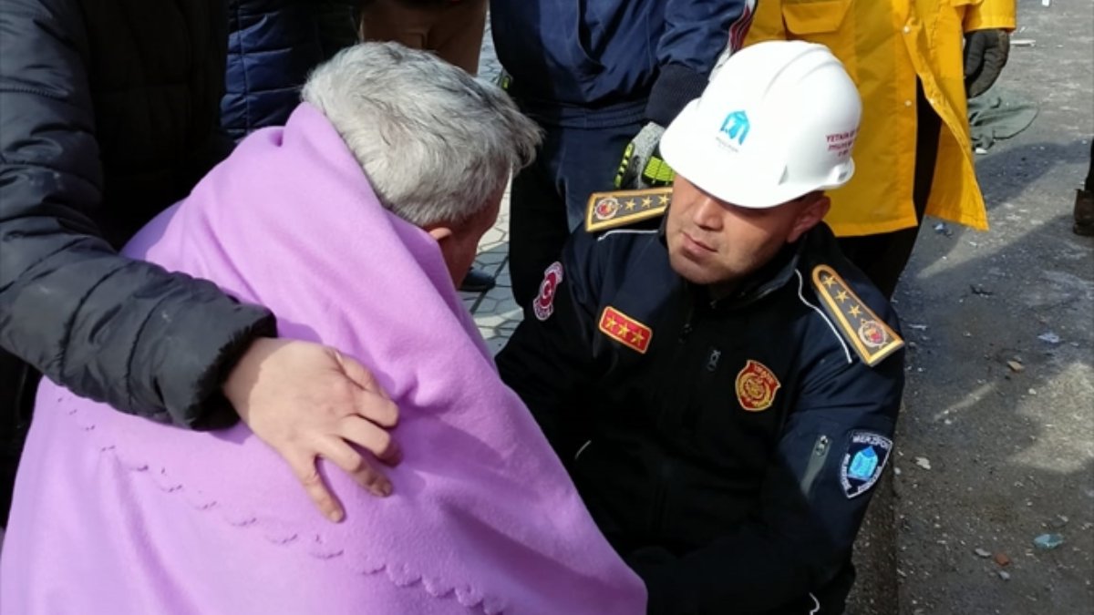 Kahramanmaraş'ta itfaiye eri enkazdan çıkardığı kişiye botlarını giydirdi