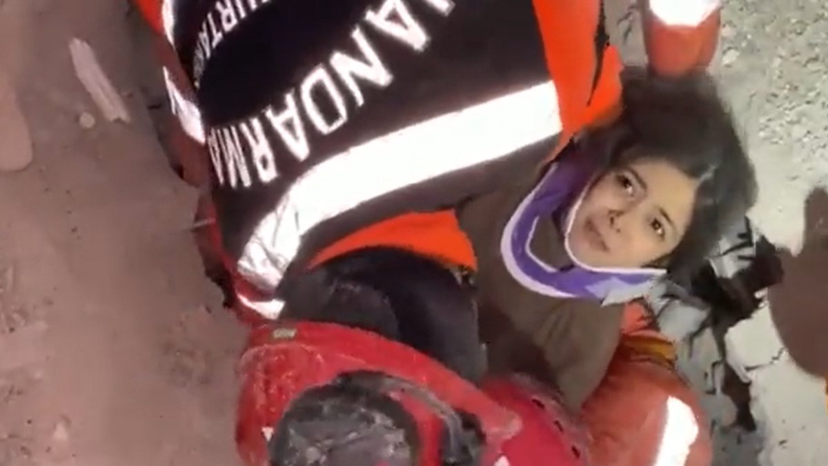 Gaziantep'te jandarma ekipleri enkaz altındaki Zeynep'i sağ olarak çıkardı