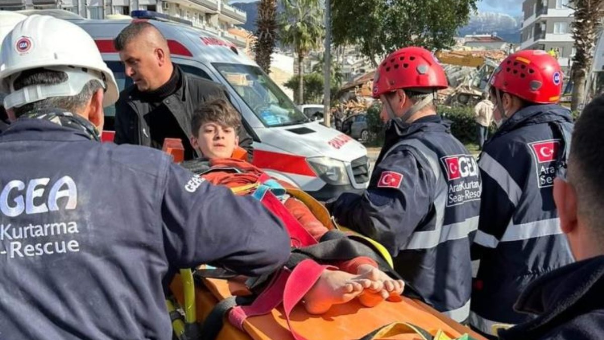 Hatay'da enkaz altından çıkan çocuk: Ben okula nasıl gideceğim