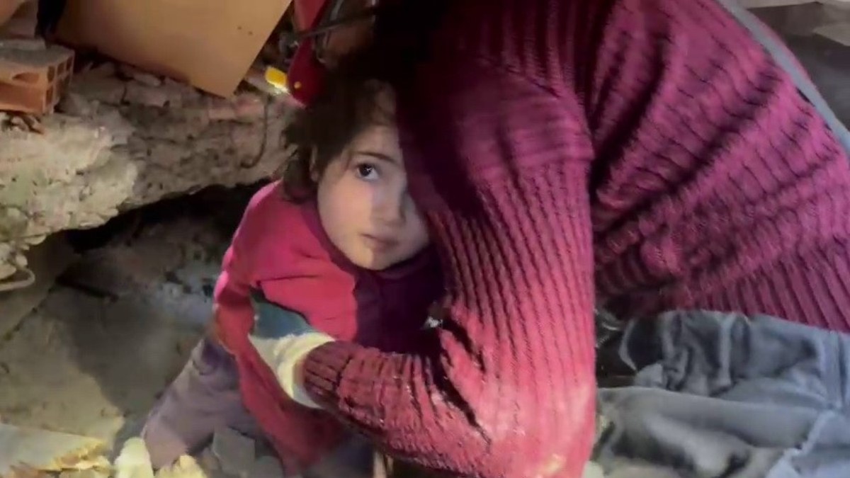 Hatay'da depremin 35'inci saatinde bir kız çocuğu kurtarıldı