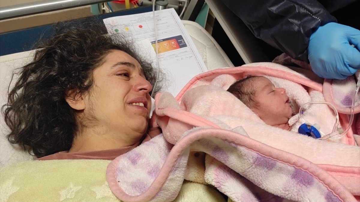Adıyaman'da enkazdan çıkarılan bebek, annesine hastanede kavuştu
