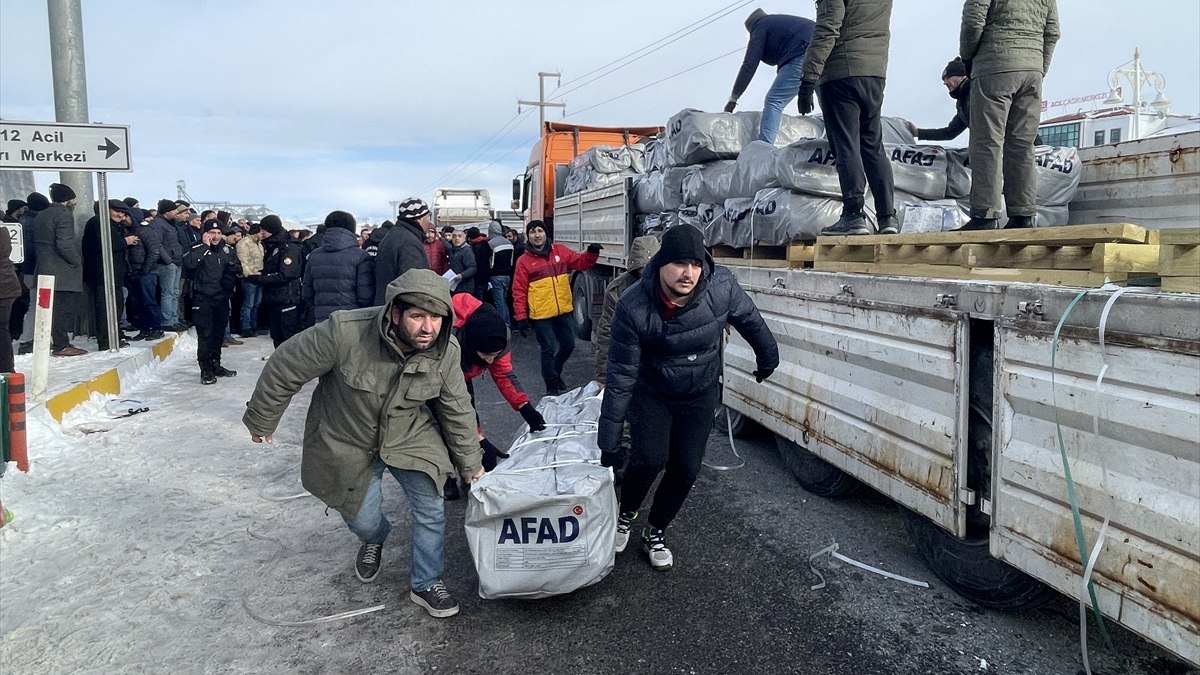 AFAD, Malatya’da çadır dağıtımına devam ediyor