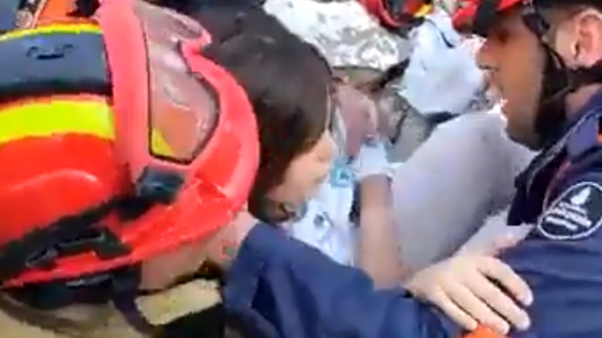 Hatay’da depremin 51'inci saatinde bir kız çocuğu daha kurtarıldı