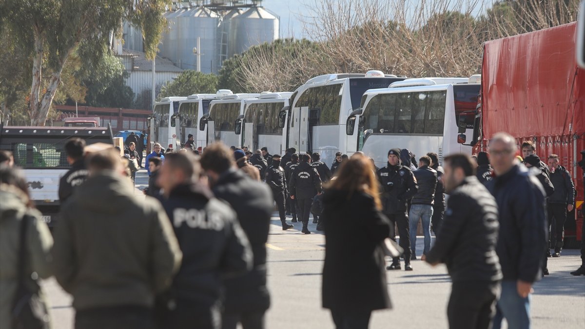 İzmir'den gönüllü 225 polis deprem bölgesine gidiyor