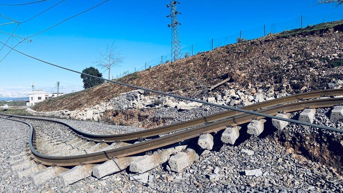 Kahramanmaraş'ta deprem sonrası tren rayları bu hale geldi