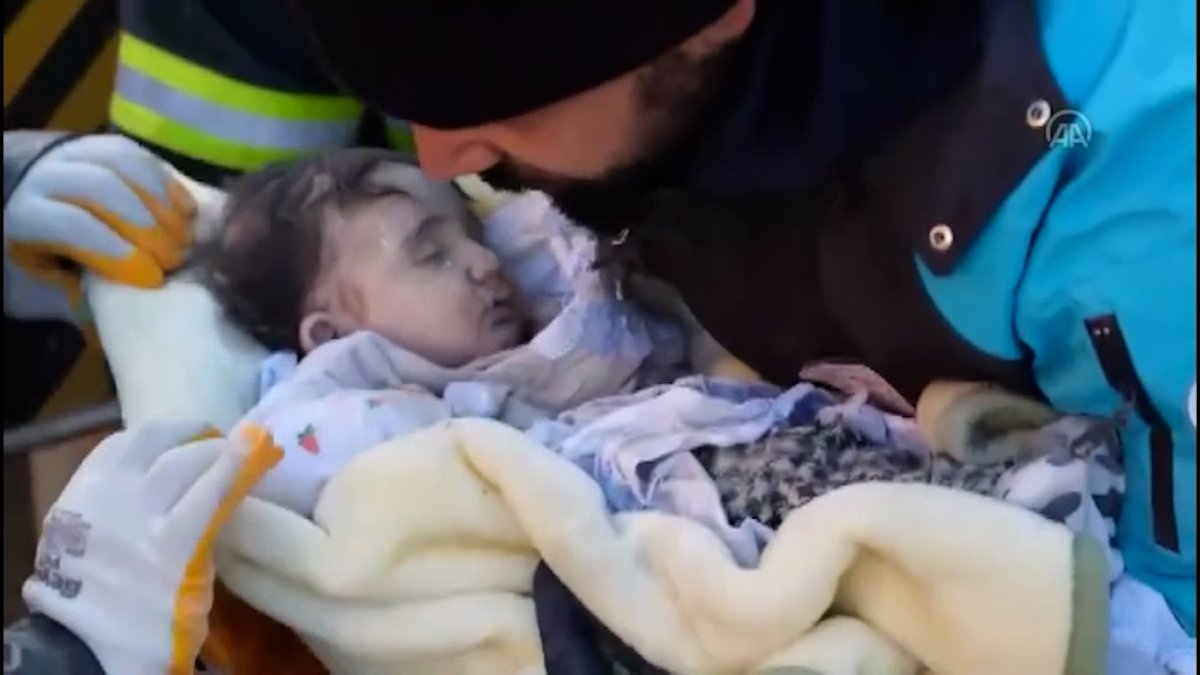 Şanlıurfa'da 1 yaşındaki çocuk enkazdan 53 saat sonra kurtarıldı
