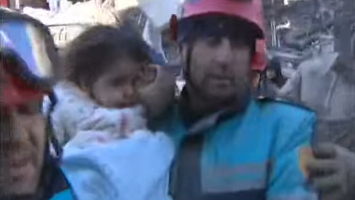 Kahramanmaraş'ta 56'ncı saatte annesi tarafından emzirilen bebek kurtarıldı