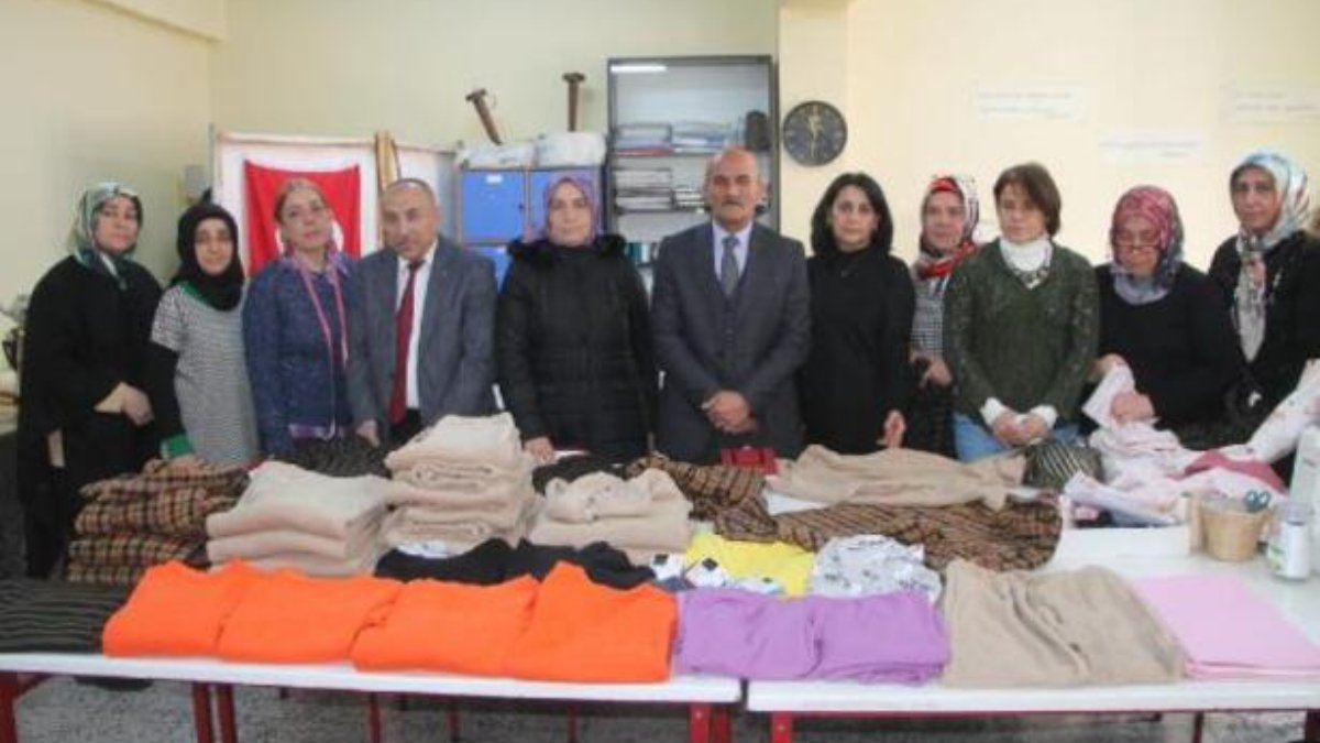 Depremzedeler için Amasya'da kıyafet dikiyorlar