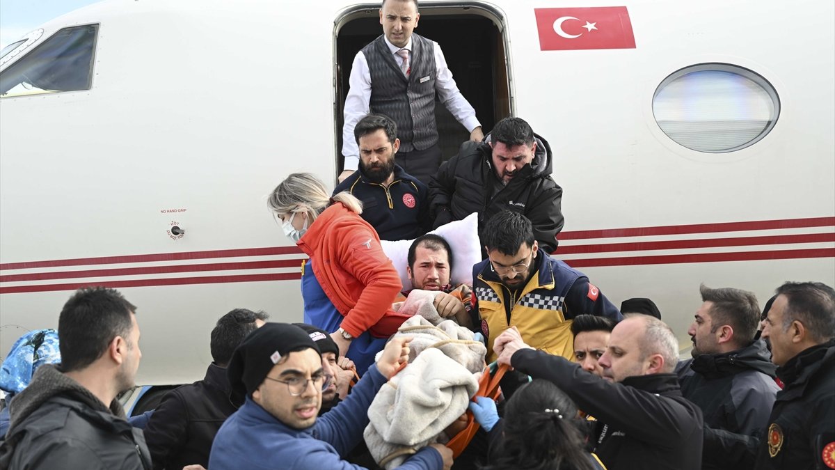 Depremzeler Cumhurbaşkanlığı uçağıyla Ankara'ya getirildi