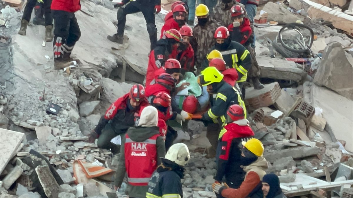Gaziantep'te 3 kişi depremden 76 saat sonra enkazdan kurtarıldı