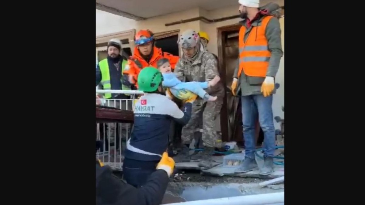 Hatay'da Mehmetçik enkaz altındaki 3'ü çocuk 5 kişilik aileyi kurtardı