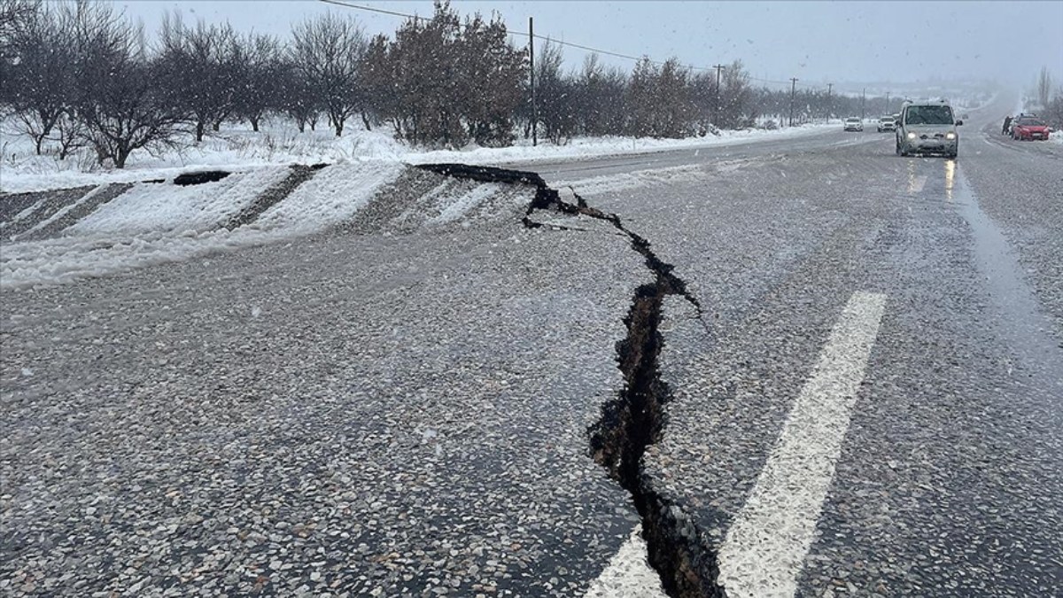 İtalyan deprem uzmanı, Anadolu levhasındaki 3 metrelik kaymanın artabileceğini söyledi