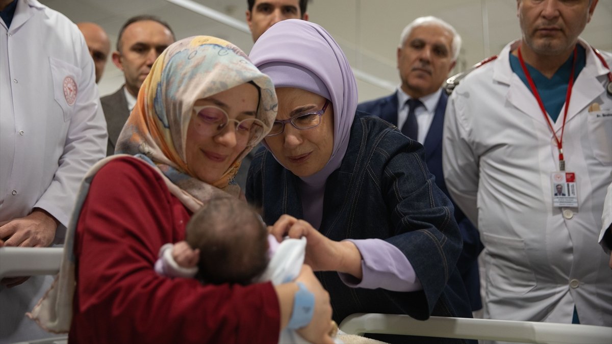 Ankara'da 16 depremzede bebeğin ilk ziyaretçisi Emine Erdoğan oldu