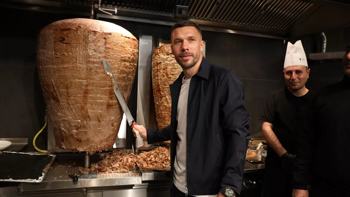 Lukas Podolski, döner dükkanlarının cirosunu depremzedelere bağışladı