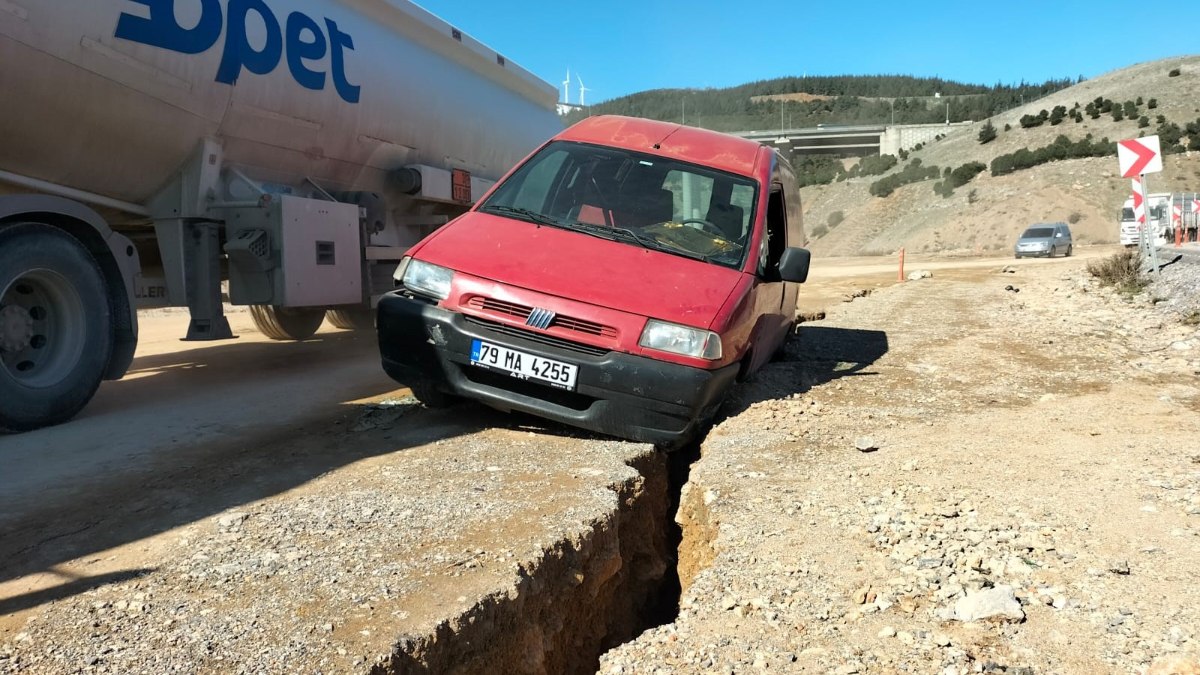 Osmaniye'de ticari araç, depremde yarılan yolun içine düştü