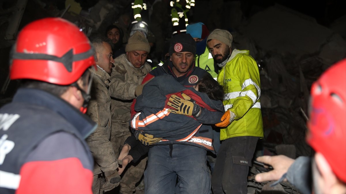 Kahramanmaraş'ta 3 kişilik aile, 73 saat sonra enkaz altından kurtarıldı