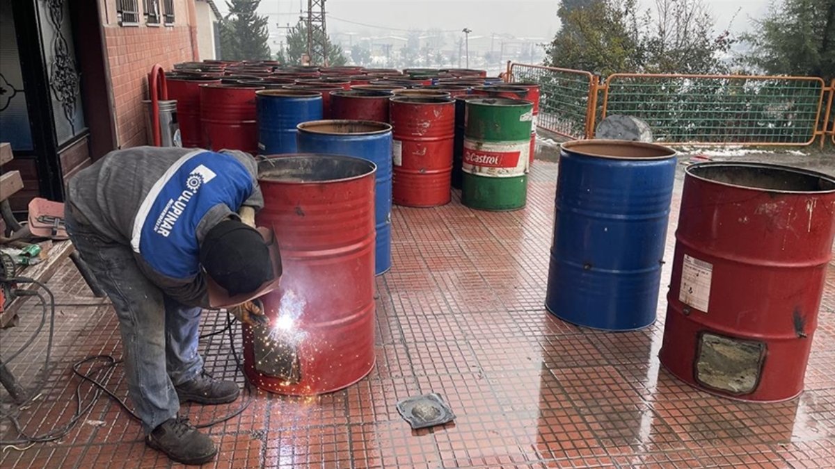 Bartın'da meslek lisesi öğrencileri depremzedeler için varilleri sobaya dönüştürüyor