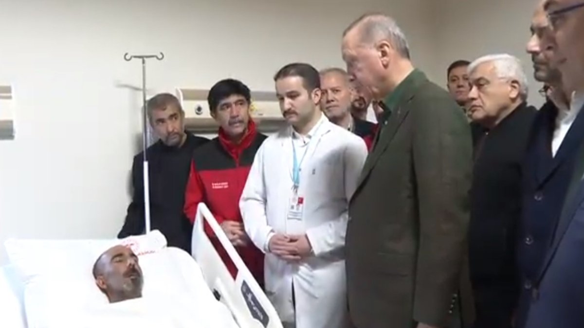 Cumhurbaşkanı Erdoğan yaralı depremzedeleri ziyaret etti