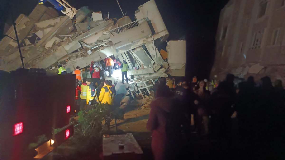 Hatay'da enkazdaki 7 kişiyi kurtarmak için zamanla yarış