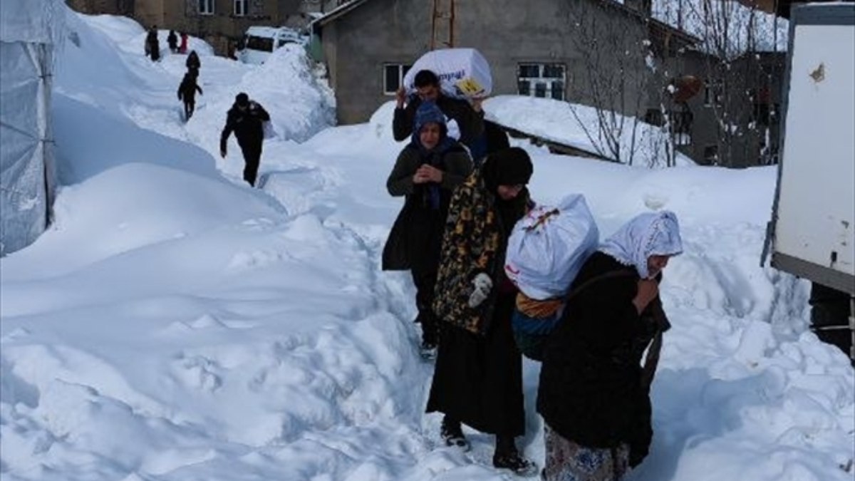 Hakkari'de karlı yolları aşarak depremzedelere ekmek gönderdiler