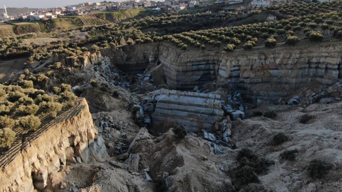 Hatay'da deprem sonrası 30 metre derinliğinde yarık oluştu