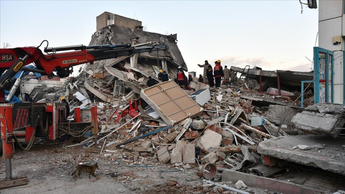 Orta Doğu’dan deprem bölgesine gelen ekipler sahada çalışıyor