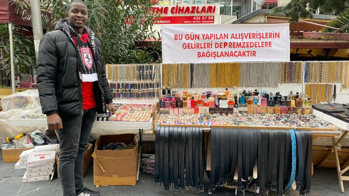 Samsun'da Senegalli seyyar satıcı Ebubekir, kazancını AFAD'a bağışladı