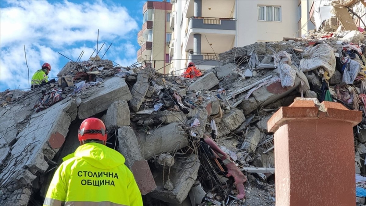 Türkiye'ye yurt dışından gelen arama kurtarma ekiplerinin çalışmaları sürüyor