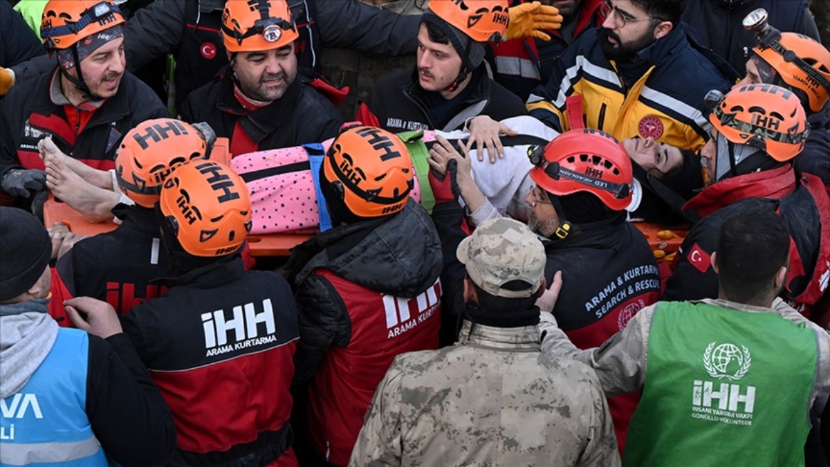 İHH'nin bin 147 kişilik arama kurtarma ekibi, 265 kişiyi enkazdan kurtardı