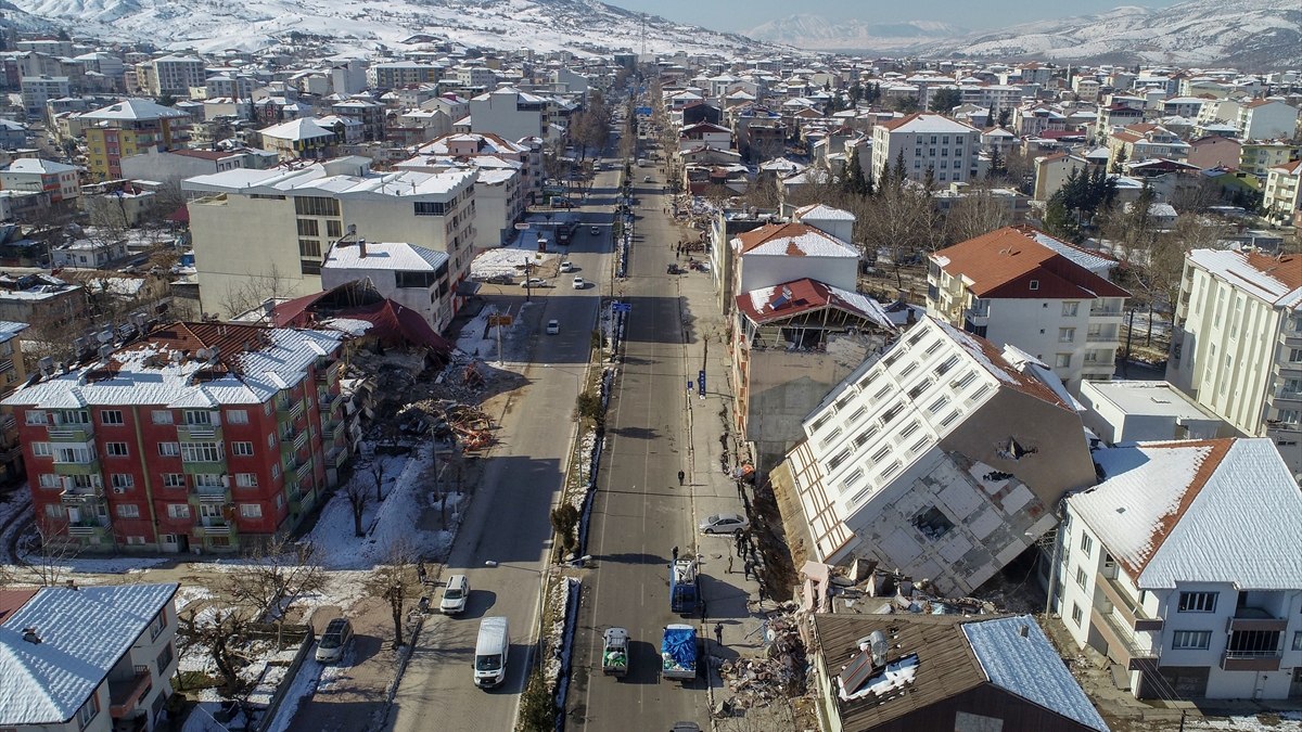 Adıyaman'da yıkılan binaların 2 müteahhidi Gürcistan'a kaçarken yakalandı