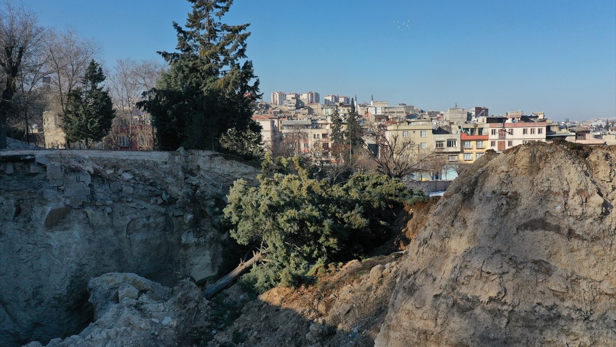 Gaziantep'te deprem etkisi: Sokakların birleştiği noktada dev çukur oluştu