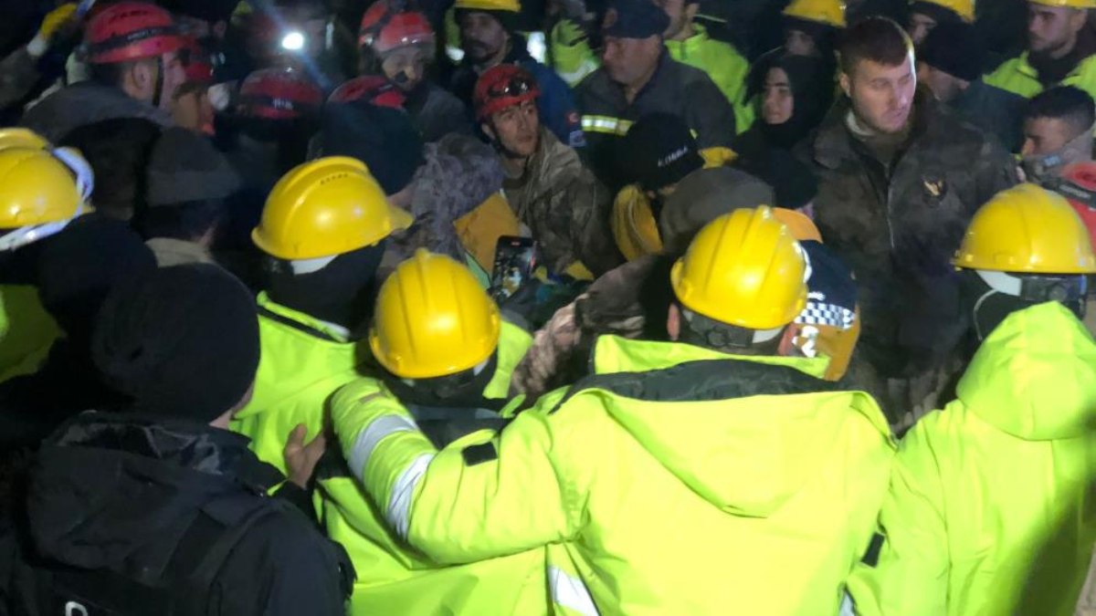 Gaziantep'te genç kız 159 saat sonra enkazdan sağ olarak çıkartıldı