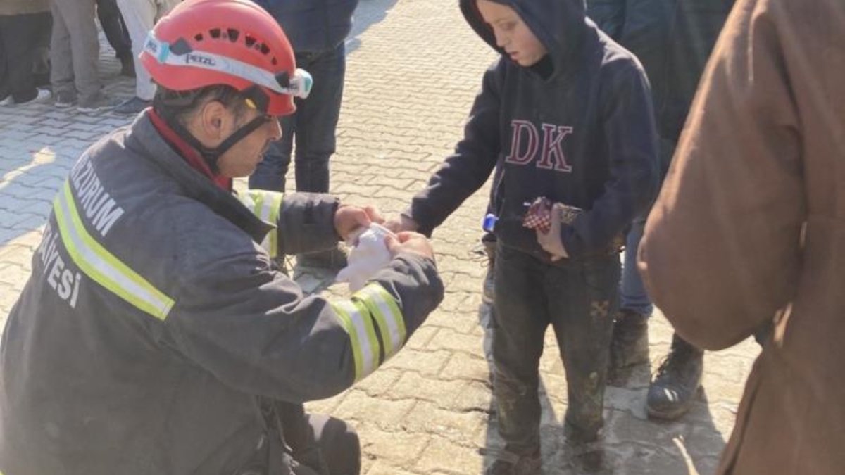 Hatay'da deprem bölgesinde yürek ısıtan görüntü